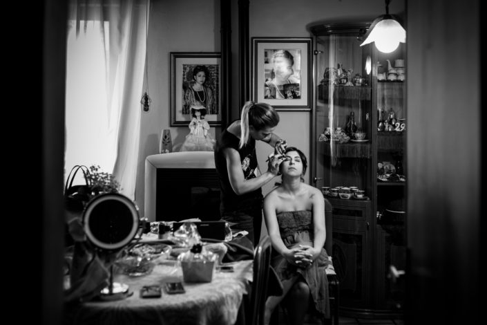 il trucco per la sposa: fotografia di matrimonio realizzata a Cabras, provincia di Oristano, Sardegna