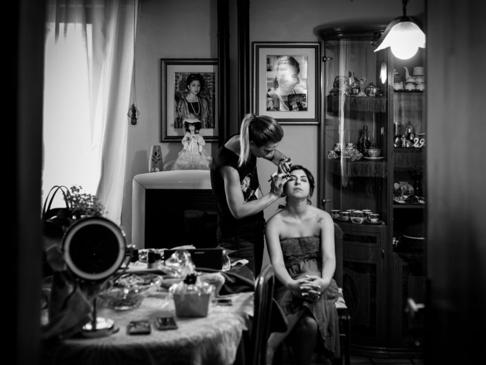 il trucco per la sposa: fotografia di matrimonio realizzata a Cabras, provincia di Oristano, Sardegna