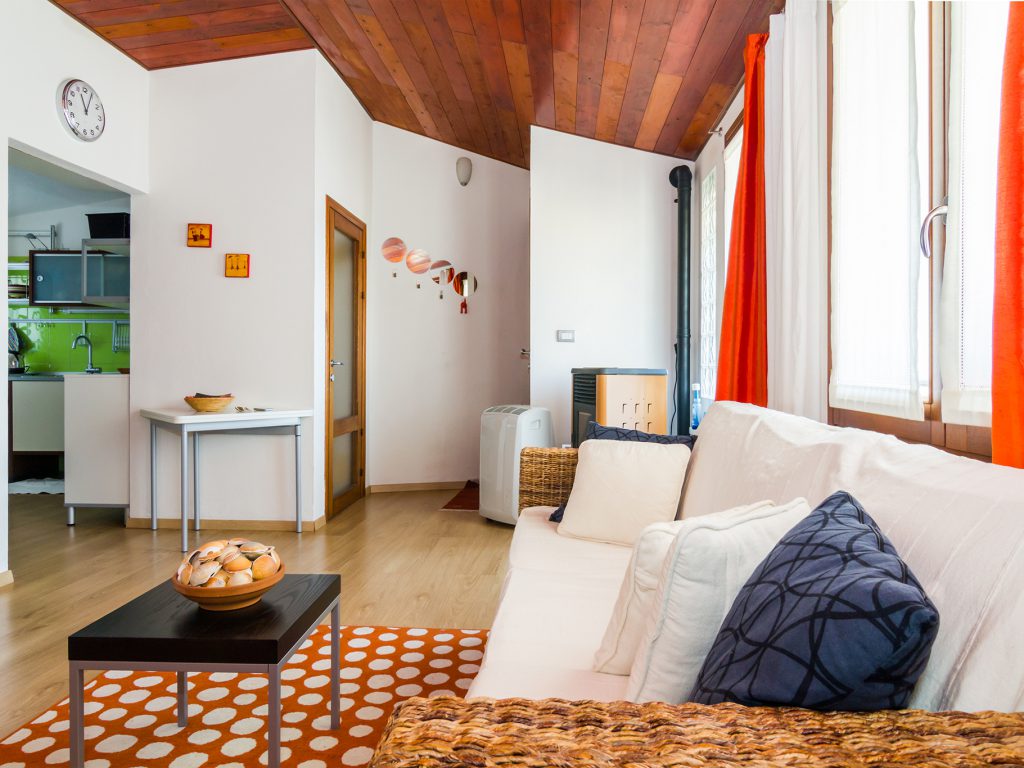 Salotto di un appartamento del comune di Arbus. Fotografia di interni realizzata per Airbnb.