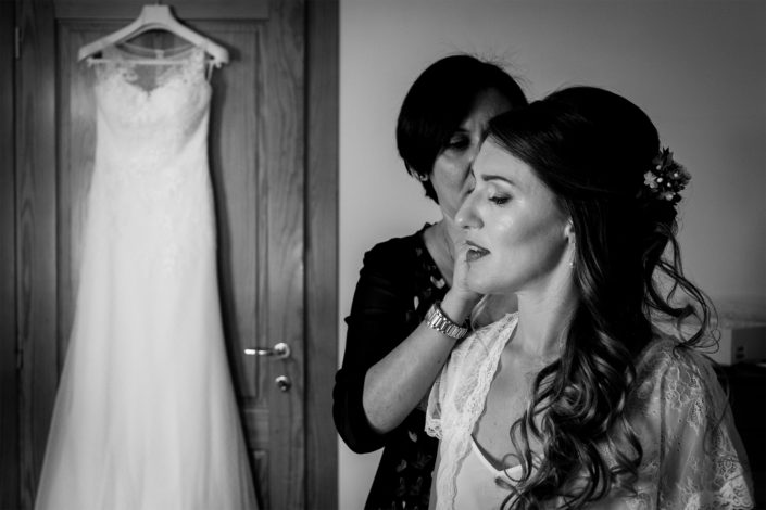 fotografia di matrimonio realizzata a Nurachi, provincia di Oristano, Sardegna. I preparativi della sposa