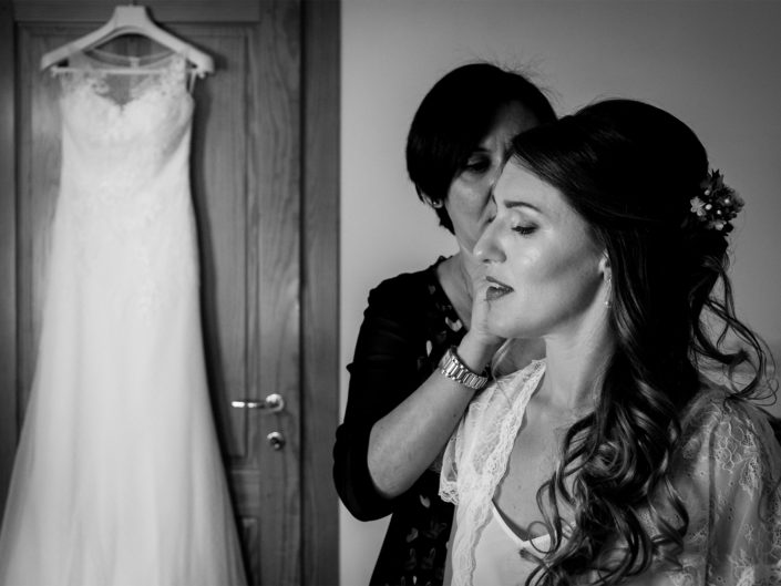 fotografia di matrimonio realizzata a Nurachi, provincia di Oristano, Sardegna. I preparativi della sposa