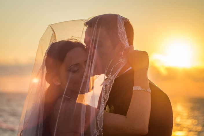 fotografia di matrimonio realizzata al tramonto sulle scogliere di San Giovanni di Sinis, Cabras, provincia di Oristano, Sardegna