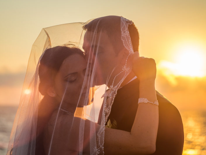 fotografia di matrimonio realizzata al tramonto sulle scogliere di San Giovanni di Sinis, Cabras, provincia di Oristano, Sardegna