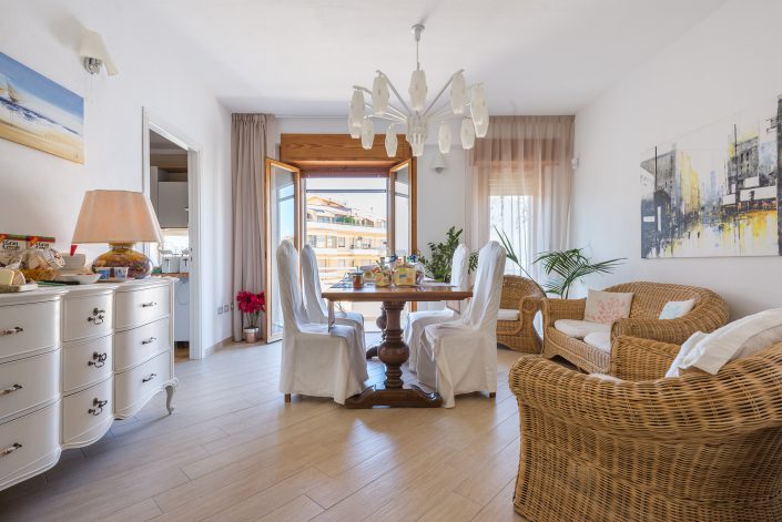 Sala per colazione di un B&B di Oristano. Fotografia realizzata per Airbnb.