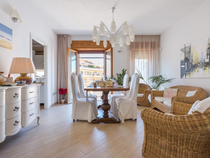 Sala per colazione di un B&B di Oristano. Fotografia realizzata per Airbnb.