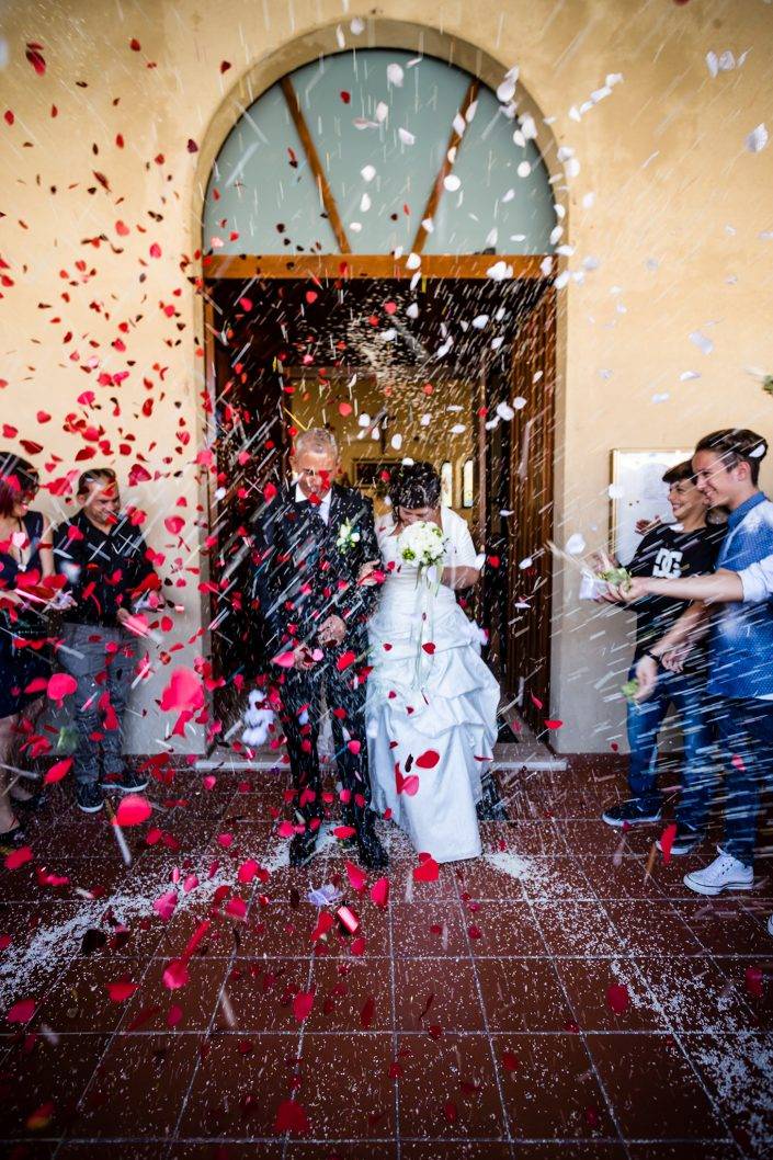 Il momento del lancio del riso, una volta finita la cerimonia religiosa. Reportage di matrimonio a Cabras.