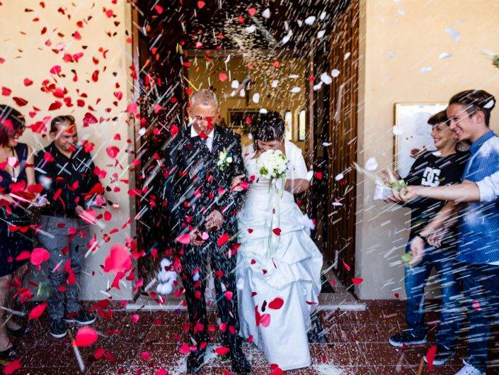 Il momento del lancio del riso, una volta finita la cerimonia religiosa. Reportage di matrimonio a Cabras.