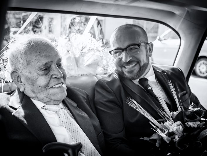 Lo sposo si reca a casa della sposa in compagnia di suo padre. Reportage di matrimonio a Cabras