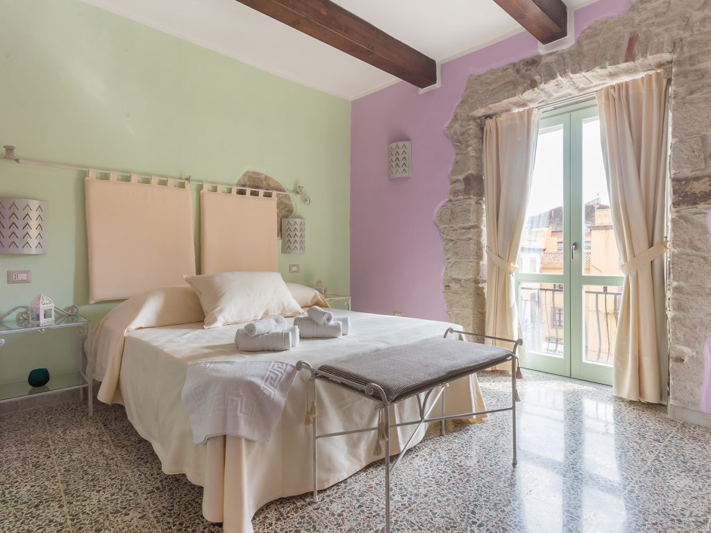 Fotografia di interni in Sardegna. Camera da letto fotografata in un B&B di Bosa.