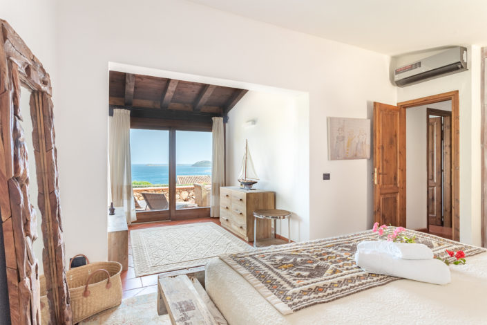 fotografia di interni realizzata a Punta Molara, con vista mare. Cliente: Airbnb