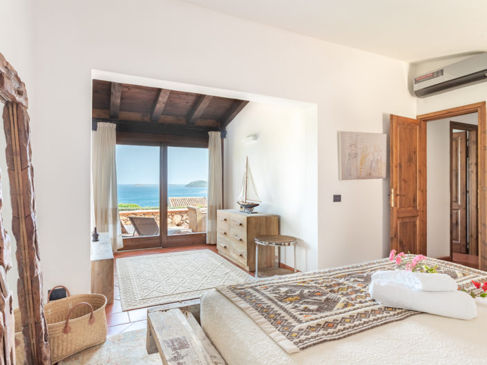 fotografia di interni realizzata a Punta Molara, con vista mare. Cliente: Airbnb