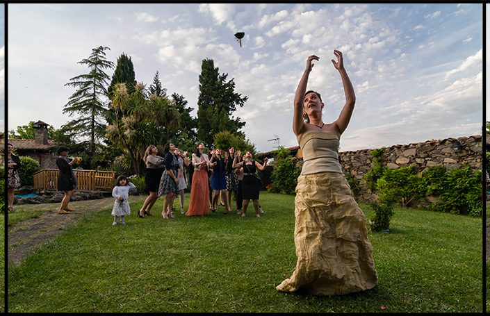 Sequenza lancio del bouquet, matrimonio Nicola e Giulia. Foto scattata a Bauladu, provincia di Oristano
