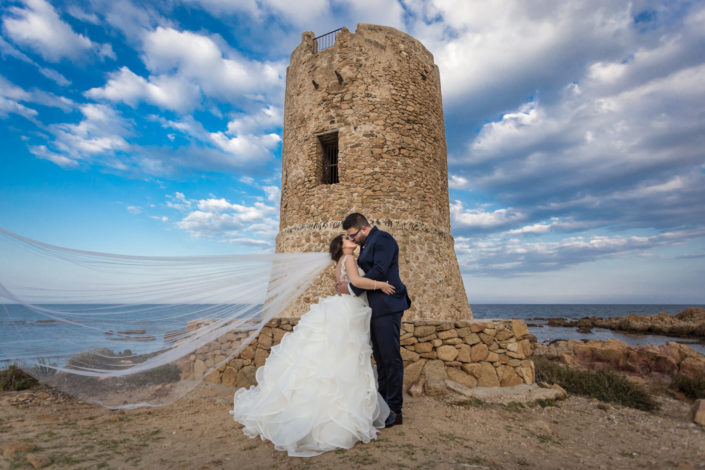 Fotografia di matrimonio a Siniscola, al cospetto della Torre di San Giovanni di Posada. Provincia di Nuoro - Sardegna