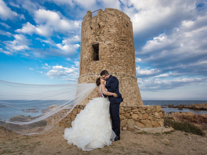 Fotografia di matrimonio a Siniscola, al cospetto della Torre di San Giovanni di Posada. Provincia di Nuoro - Sardegna