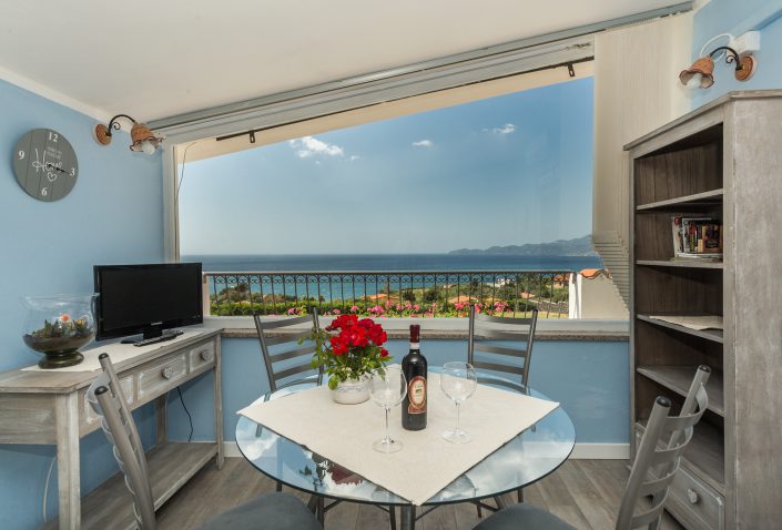 Villa a Santa Maria del Mare. Cucina con bellissima vista sul mare, provincia di Oristano. Sardegna.