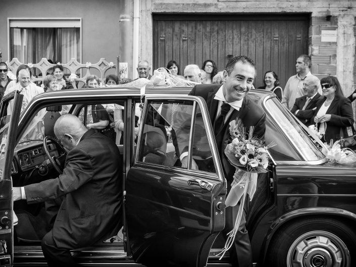 Reportage di matrimonio a Cabras. Lo sposo arriva a casa della sposa