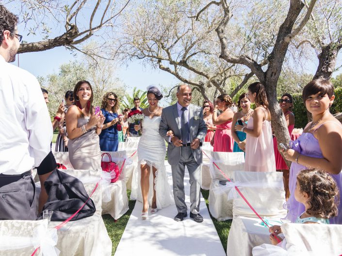 Reportage di matrimonio a Cabras. Il papà accompagna la sposa all'altare