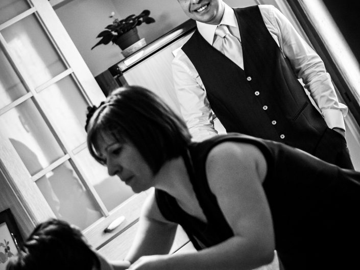 I preparativi a casa dello sposo. Reportage di matrimonio