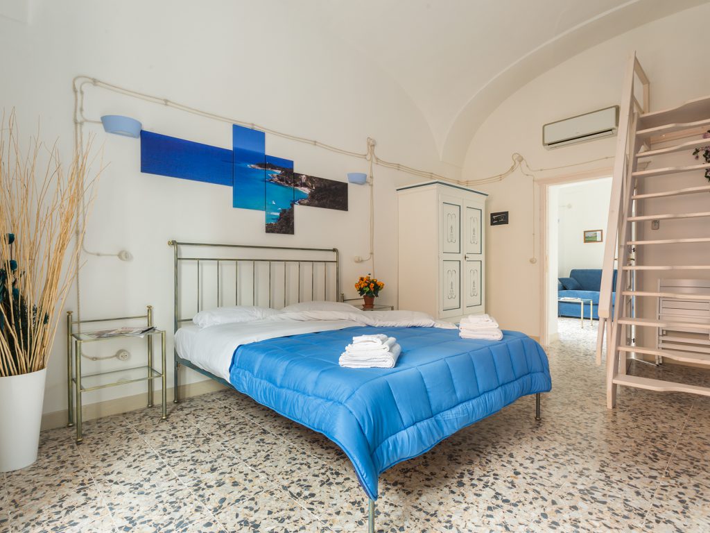 Camera da letto di un B&B fotografato a Bosa per Airbnb