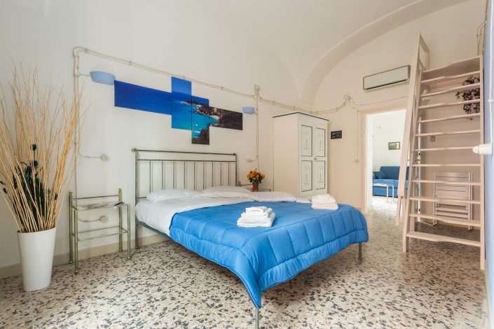 Camera da letto di un B&B fotografato a Bosa per Airbnb