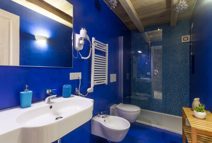 Bagno blu fotografato a Bosa per Airbnb