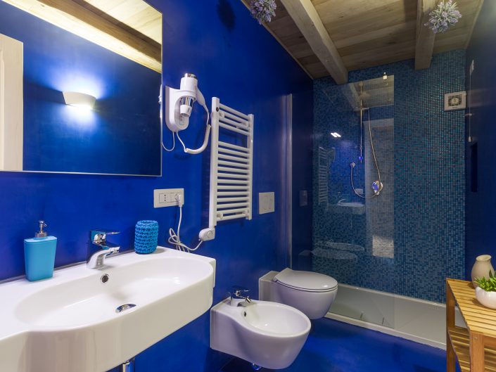 Bagno blu fotografato a Bosa per Airbnb