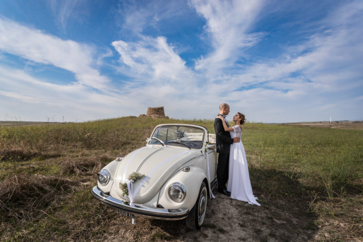 fotografia di matrimonio realizzata nella campagne di Suelli, ai piedi del Nuraghe. Sardegna