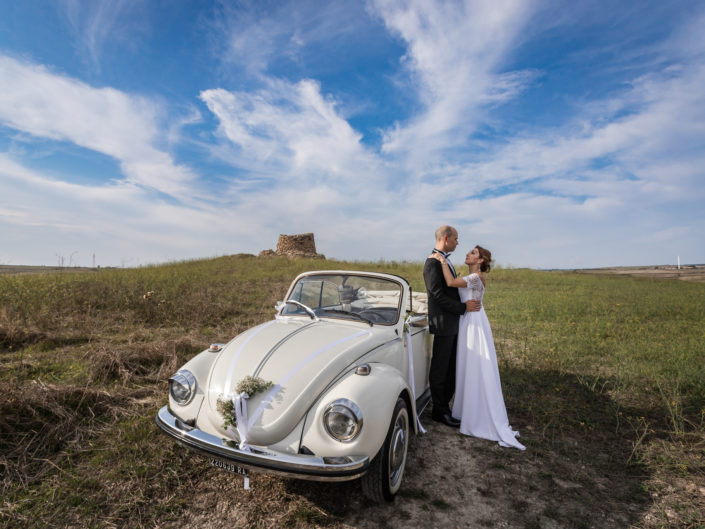fotografia di matrimonio realizzata nella campagne di Suelli, ai piedi del Nuraghe. Sardegna