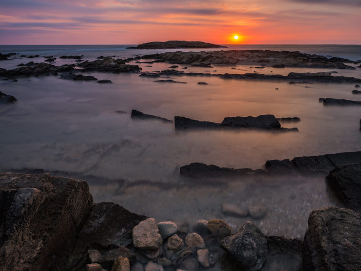 fotografia di paesaggio realizzata a Is Arutas, costa ovest della Sardegna. Colorato tramonto estivo