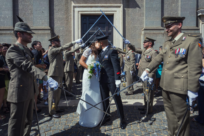 Picchetto militare. Fotografia di matrimonio realizzata a Cabras in provincia di Oristano