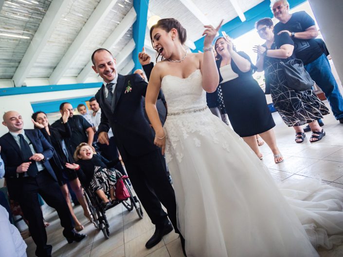 Fotografia di matrimonio realizzata a Oristano. Festeggiamenti della coppia con gli invitati