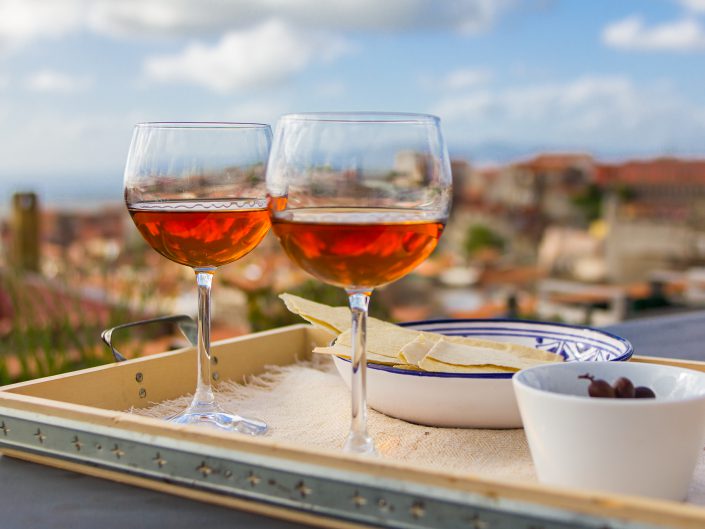Aperitivo su una terrazza di Cuglieri. Fotografia realizzata per casa vacanza.