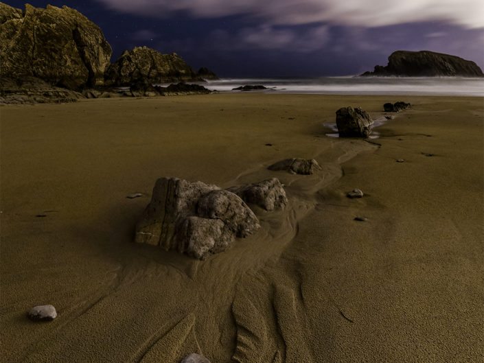 Notturna scattata nella Playa de La Arnìa, sino a qualche ora prima totalmente sommersa dal mare. Il ritirarsi della marea ha scoperto una serie di scorci molto interessanti e di disegni tracciati dalle pietre trascinate via, tra cui questo.