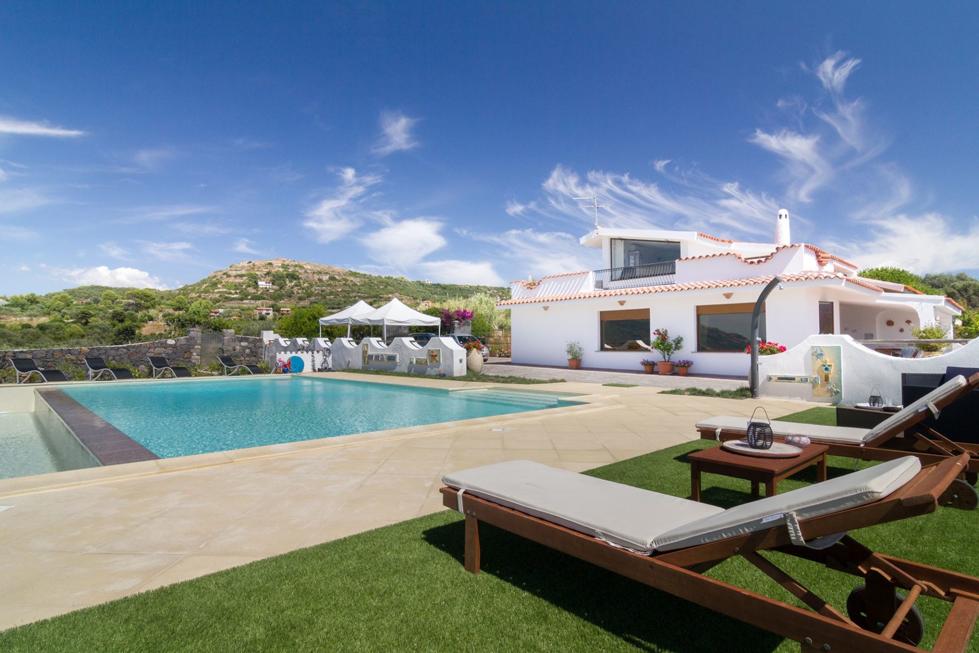 Fotografia di architettura in Sardegna. Villa con piscina fotografata nei pressi di Bosa